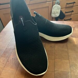 SKECHERS  SLIP INS SIZE 8.5. WORN TWICE! EXCELLENT!